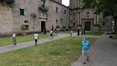 Turistas visitan el entorno del monasterio de Poio