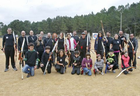 Gran foto de familia de los integrantes del Club Arco Teucro en Verducido. 