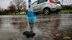 El bache situado cerca del p�rking de autocaravanas de A Malata luce estos d�as recubierto de lluvia, impidiendo apreciar su riesgo y profundidad. Tras las quejas de afectados, la Polic�a Local se�aliz� el punto. <br />Kiko Delgado