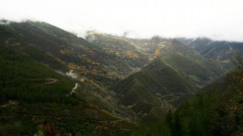 A la derecha de la imagen, en la parte inferior, se distingue el camino de la aldea de Casa do Vello