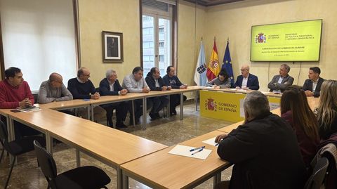 El subdelegado del Gobierno, Eladio Santos, se reuni� con representantes de empresas mineras y de pirotecnia.