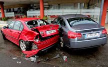 El BMW serie 3 y el Citro�n C5 da�ados en el Caracola. 