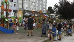 Aunque los nios puedan salir a pasear acompaados de un adulto, nadie sabe cundo volvern a repetirse escenas como esta de un parque infantil de Viveiro abarrotado