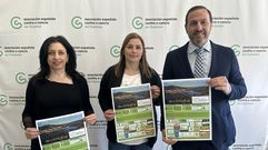 La gerente de la AECC, Judit Vega; la alcaldesa de Cenlle, Rebeca Sotelo; y el presidente de la Asociaci�n Espa�ola Contra el C�ncer en Ourense, Germ�n Rodr�guez-Sa� presentaron la andaina.