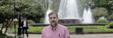 El presidente de la Agrupaci�n de Libreros de Vigo, Ant�n Pati�o, en la Alameda, donde jugaba de peque�o y donde se ha situado la feria del libro desde hace muchos a�os. 