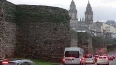 La Muralla de Lugo sigue soportando en algunas zonas el trfico de vehculos, como en esta zona del cubo XVIII, que ser restaurado por tener grietas