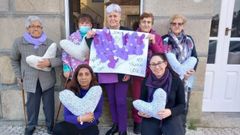 Algunas de las usuarias de la Casa do Maior de San Amaro, con los cojines que confeccionaron