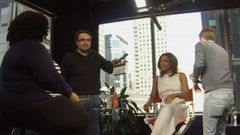 Israel Nava, con la claqueta en la mano, en una grabaci�n en Nueva York para Univisi�n.