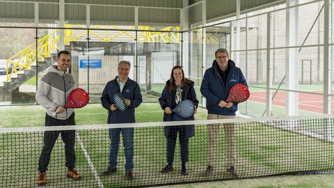 �scar Cof�n, Luis Menor, Sandra Quintas y Manuel Pardo, en la inauguraci�n de la cubierta de la pista de p�del de Bande.