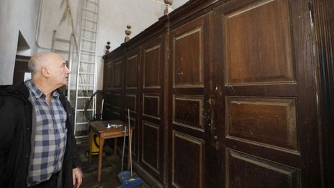 En la imagen, Valentín, el sacristán  nos muestra las habitaciones de los antiguos guardianes de la catedral