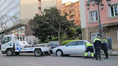 La gr�a se lleva un coche en Oviedo