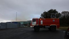 Un cami�n de bomberos junto a la planta de Sogarisa, en el pol�gono industrial de As Somozas, el domingo