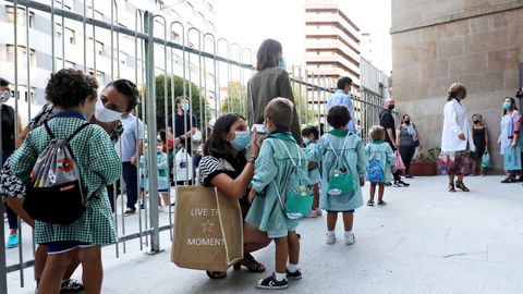 Imagen de archivo de nios en la puerta del colegio