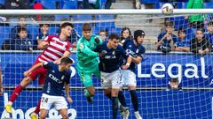 Braat y Dani Calvo, ante la presencia de Lucas, Luismi y Miguel Rubio, despejan un bal�n durante el Oviedo-Granada