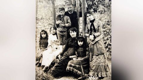 A derradeira fotograf�a de Rosal�a, feita en 1884 por Palmeiro e fillos, na horta da casa da Matanza, con toda a familia.