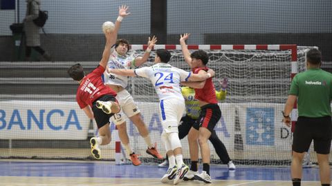Iv�n Calvo bloqueando un lanzamiento en el partido del pasado s�bado ante el Alcobendas