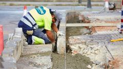 Un trabajador durante una obra en Asturias