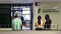 Ciudadanos esperando en una oficina de la Seguridad Social