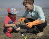 Armados con botas y rastrillos, estos peque�os aprendices de mariscadores pusieron todo su empe�o en aprender el oficio. 