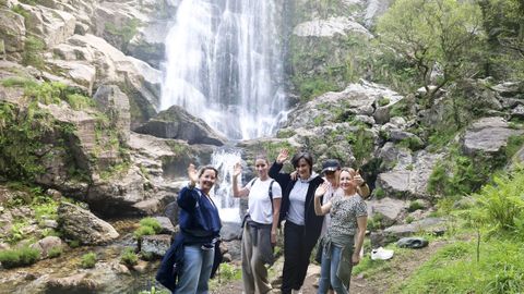 Un grupo de amigas en la Fervenza de Belelle (Neda)