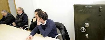 La empresa valorar� la relaci�n de la deuda aportada por los afectados y negociar� sobre ella.