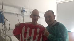 Quini visit� a Dani, seguidor rojiblanco que padece leucemia