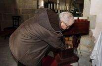El cura de C�ngas muestra el lampadario, de donde se llevaron el dinero recaudado. 