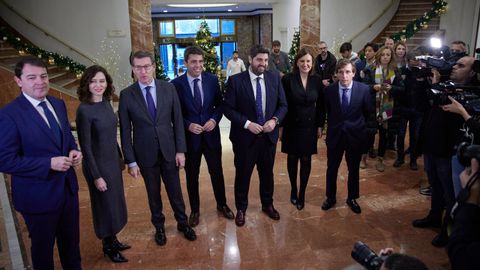 Alberto N��ez Feijoo, ayer, junto a la presidenta madrile�a, Isabel D�az Ayuso, el de Castilla y Le�n, Alfonso Fern�ndez Ma�ueco, y el de Murcia Fernando L�pez Miras, y el alcalde de Madrid, Jos� Luis Mart�nez Almeida, antes de la conferencia del presidente del PP de la Comunidad Valenciana, Carlos Maz�n.