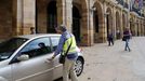 Agentes de la UDEF, tras registrar el Ayuntamiento de Oviedo