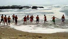 A la izquierda, temperaturas de la costa hoy. Arriba, As Catedrais, en Ribadeo, ofrecer� ba�os c�lidos (hoy, a 19,3 grados; y ma�ana, a 19). Abajo, Area Grande en A Guarda (hoy 13,5 y 13,6 ma�ana). 