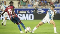 Ximo Navarro disputa el bal�n con Soko durante el partido del Deportivo en Huesca