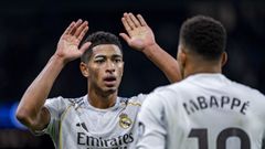 Jude Bellingham y Kylian Mbapp� celebrando el primer gol del Real Madrid ante el Sevilla