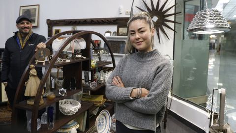 Cristian y Yemima, padre e hija, en el anticuario