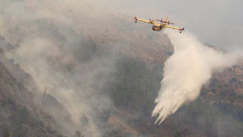 Un avi�n Canadair, actuando en un incendio en Quiroga, el pasado verano.