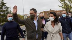 El líder de Vox, Santiago Abascal, y la candidata a la Presidencia de Madrid, Rocío Monasterio, saludan a su llegada a un acto del partido en Vicálvaro (Madrid)
