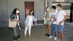 La conselleira Ethel V�zquez se dirige a tres j�venes en la estaci�n de autobuses de Vilagarc�a