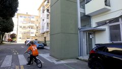 El pol�gono Cardenal Quiroga, en Pontepedri�a, es una de las cuatro ARI que existe en la ciudad. En la imagen de archizo, se aprecia un ascensor exterior, ante la imposibilidad de asegurar la accesibilidad con una actuaci�n interior.