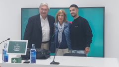 El presidente Ansede, a la izquierda, junto a �lvaro Sanz y su madre el d�a de su presentaci�n como jugador del Racing Club Ferrol.