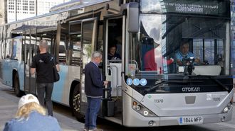Algunos buses metropolitanos tienen parada en la calle Alcalde Manuel Cas�s, frente a Correos.