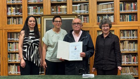 Las profesoras Patricia Mu�oz Carril, secretaria del centro eum�s, izquierda, y Estefan�a Mosquera Castro, responsable del Equipo de Dinamizaci�n Ling��stica, a su lado, recogieron el galard�n