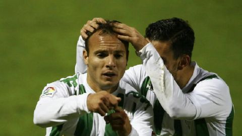 Juli celebra un tanto con el C�rdoba