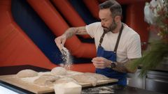 El chef Ivn Domnguez haciendo pan