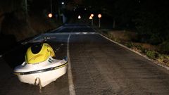 Una moto de agua, invadiendo un carril en una carretera de Viveiro