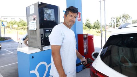 Tino Otero, de Marín, repostando este miércoles en la gasolinera más asequible de la comarca de Pontevedra.