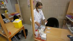Una enfermera haciendo preparativos para la campa�a de vacunaci�n de la gripe en un centro de salud de Pontevedra