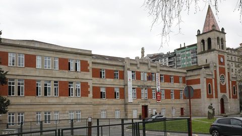 Fachada del colegio Salesianos de Ourense