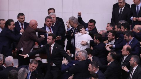 Monumental pelea en el Parlamento turco