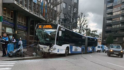Accidente de un TUA en la plaza de Am�rica de Oviedo