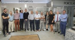 La familia Fandi�o Santos durante la inauguraci�n de la tienda de Porcelanosa a la que acudieron multitud de clientes y amigos. 