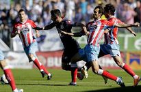V�ctor D�az y Pablo S�nchez, persiguiendo a Luisinho durante el derbi contra el Deportivo.